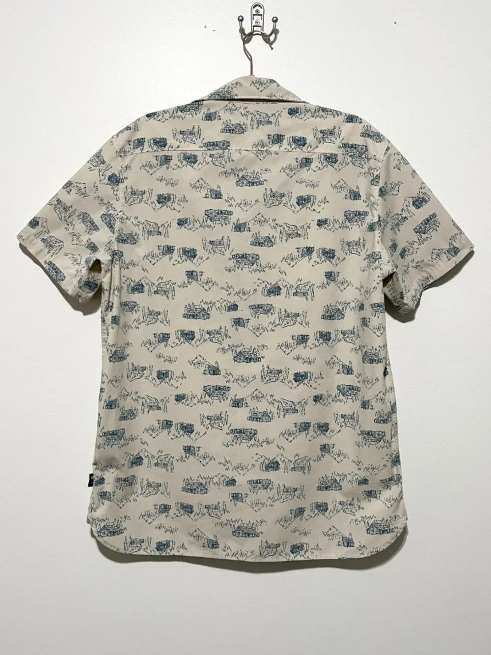 The North Face Mens Short Sleeve Button Up Shirt L Cabin Novelty Print Camping